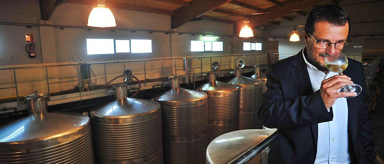 Juan Gancedo, gerente de bodegas Martín Códax, en el interior de las instalaciones.  | // IÑAKI ABELLA