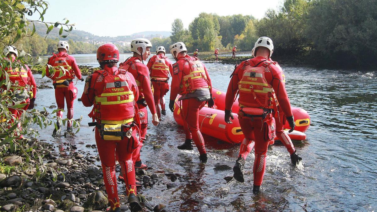 Bomberos de Ourense se adentran en el río Miño, este sábado, para participar en una formación práctica.