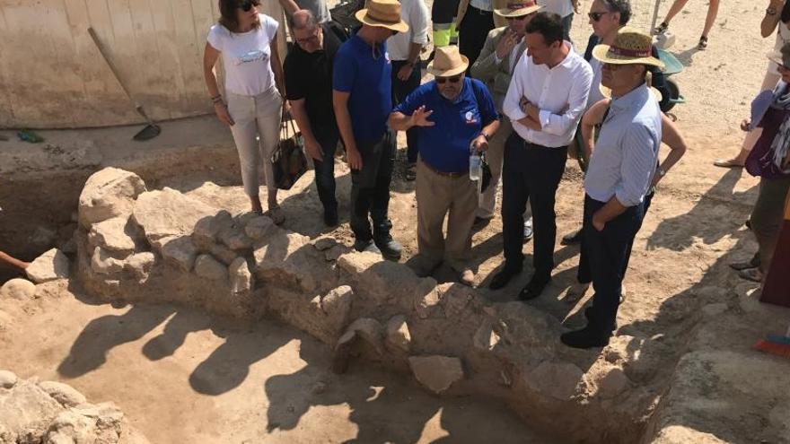 Un momento de la visita que se ha realizado en La Alcudia durante el balance de las tres excavaciones