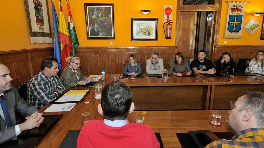 David Moreno, a la izquierda, y sus concejales, en la bancada frontal, durante el Pleno en el que pasaron a la condición de no adscritos.