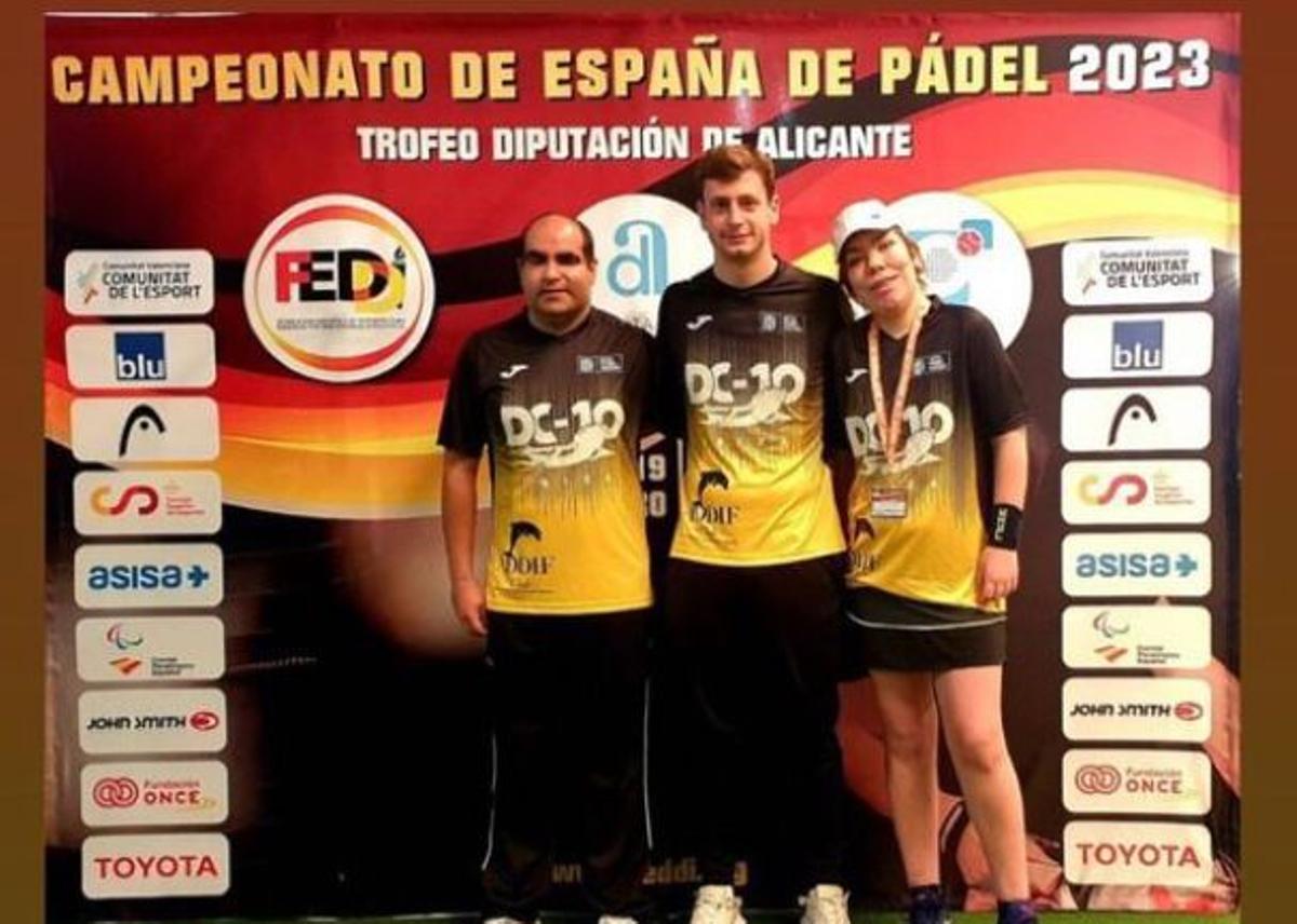 Xavi Sacarés y Sara Guasch con el técnico Xavi Martínez en el centro.