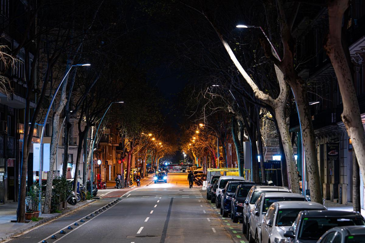 Nuevas farolas que se han instalado recientemente en la calle Consell de Cent (entre Nàpols y Sicília). Contraposición luz blanca de las nuevas farolas vs luz amarilla de las antiguas.