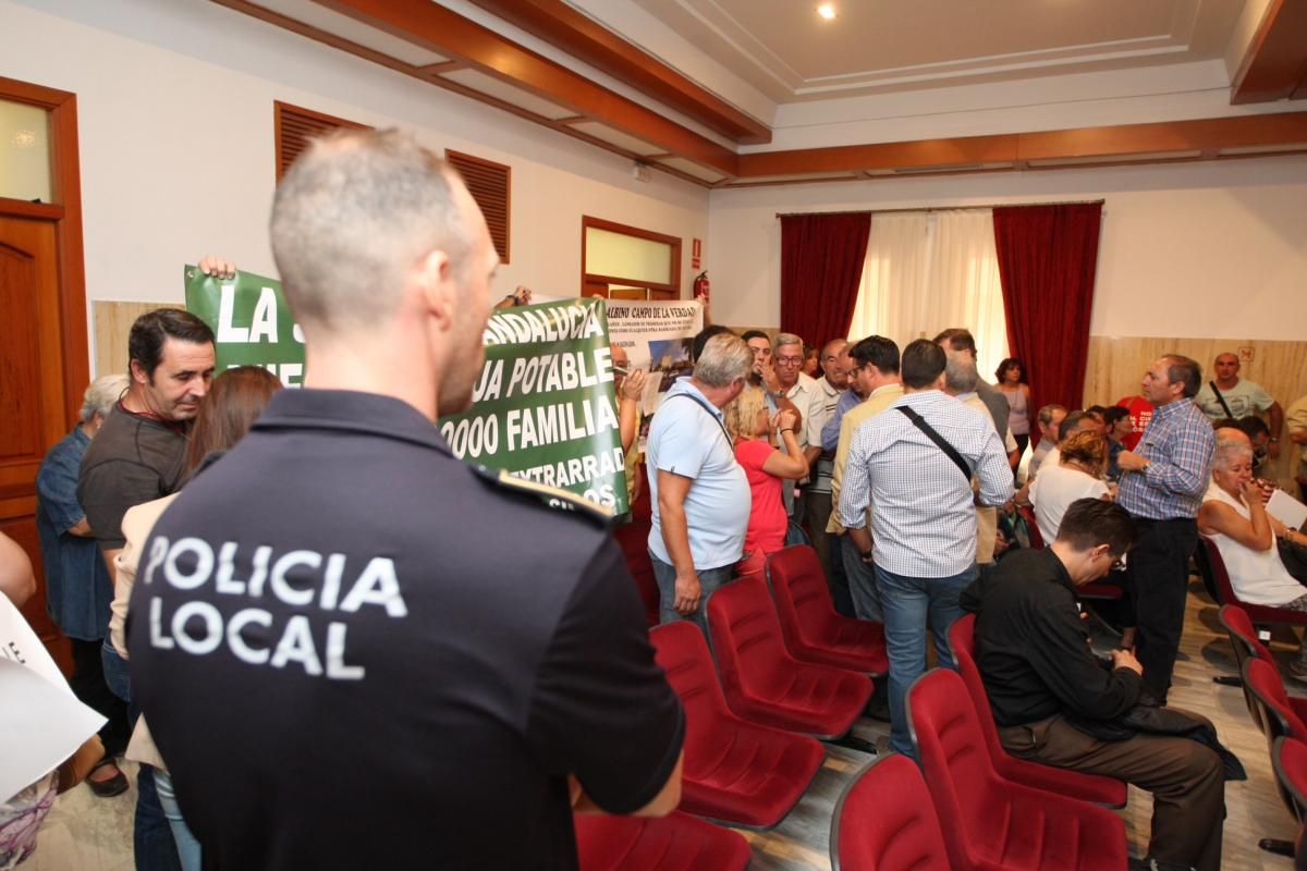 FOTOGALERÍA / Suspendido el Pleno por una protesta de parcelistas