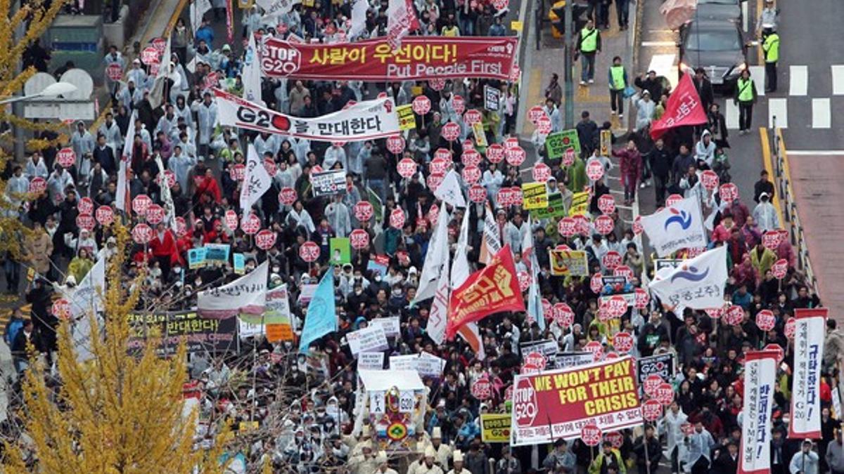 Cientos de manifestantes recorren hoy las calles de Seúl en una protesta para exigir a los líderes del G-20 que luchen contra la pobreza.