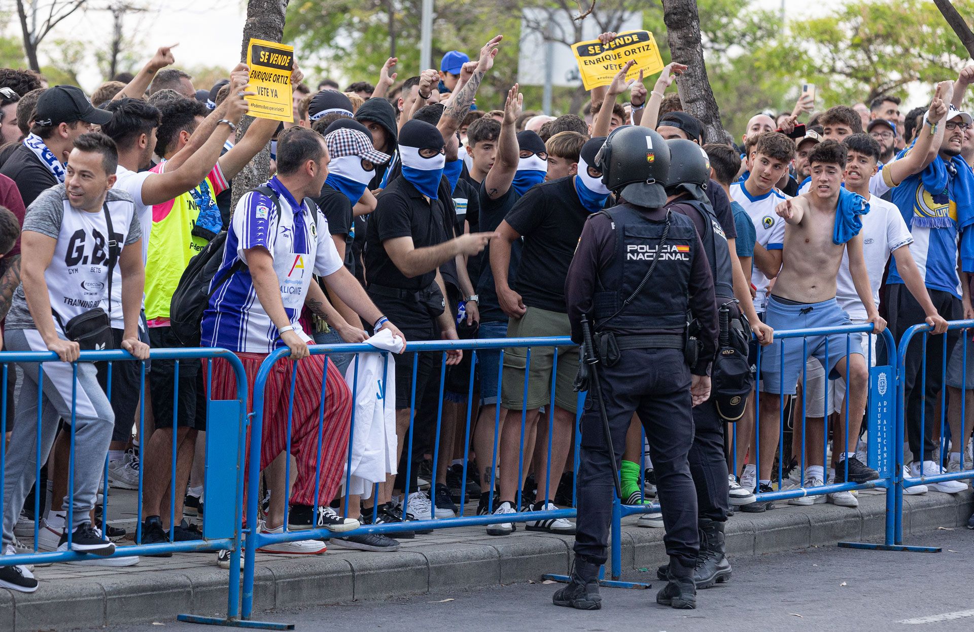 Protestas dentro y fuera del estadio del Rico Pérez