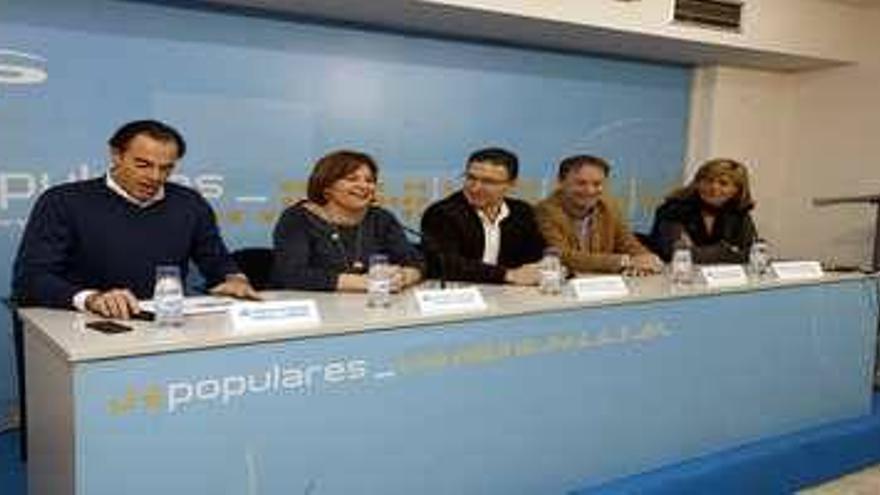 Castellano dice que &quot;no hay constancia de ningún sobresueldo&quot; en el PP y que &quot;hay que aclarar todas las cuestiones&quot;