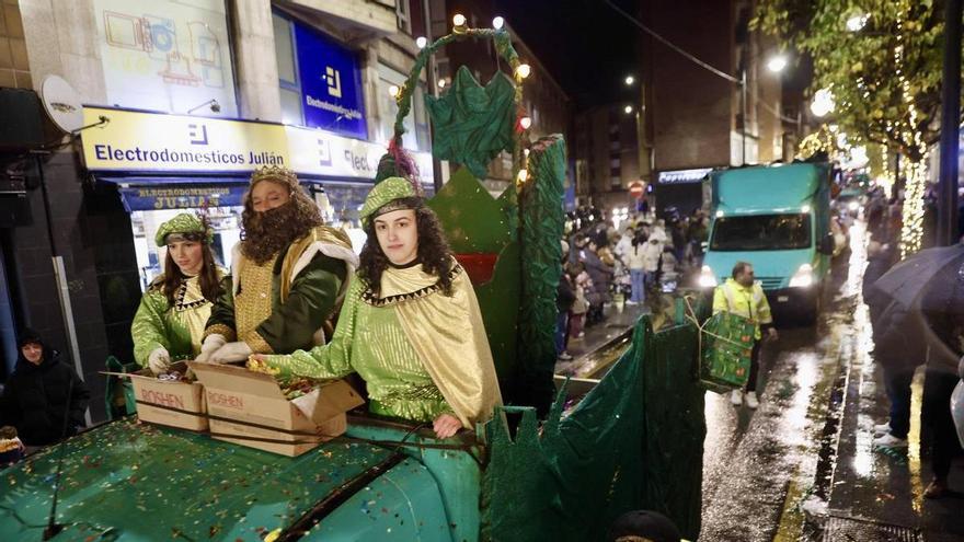 La zona oeste de Gijón se moja para disfrutar de su recuperada cabalgata
