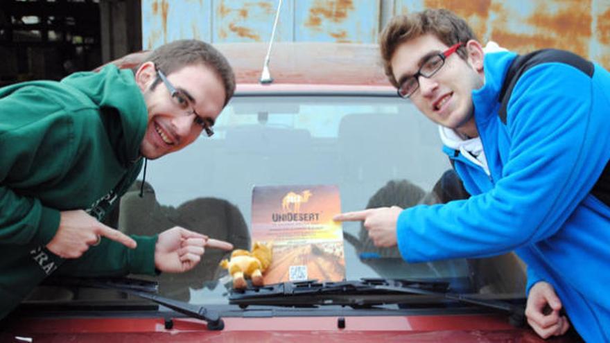 Los hermanos junto al coche con el que competirán.