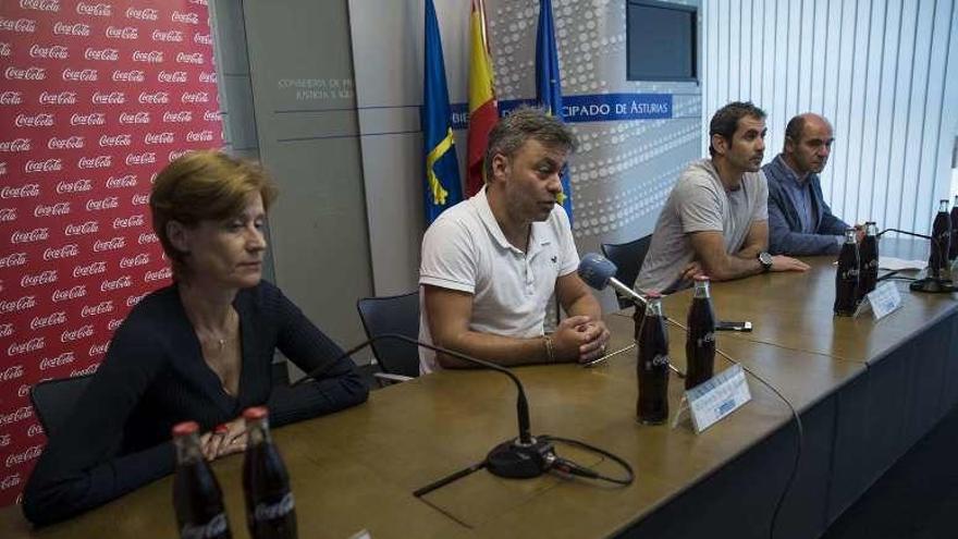 De izquierda a derecha, María Sande, José Ramón Tuero, Javier Martínez e Íñigo Cabal, ayer.