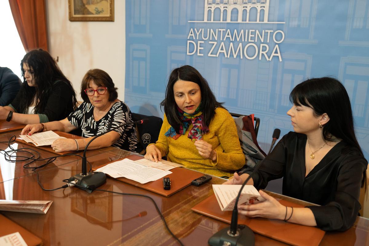 Desde la izquierda, Natalia García, María José Jambrina, María Eugenia Cabezas y Laura Huertos, en la presentación de la Feria del Libro de Zamora