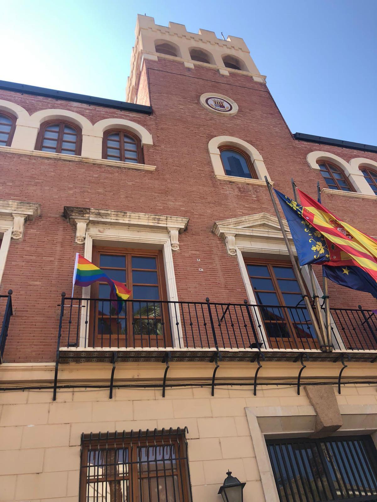 La bandera arcoirri ya ondea en el Ajuntament d'Alcàsser.