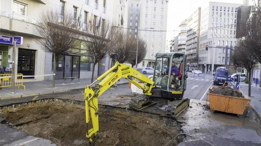 Un gran socavón corta al tráfico Pedro de Valdivia de Badajoz