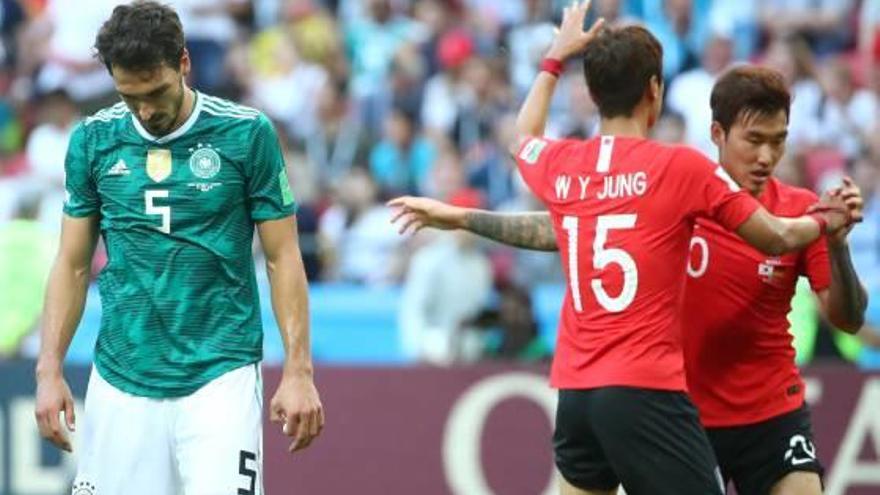 Mats Hummels lamenta la desfeta mentre els coreans celebren una victòria tan estèril per a ells com històrica