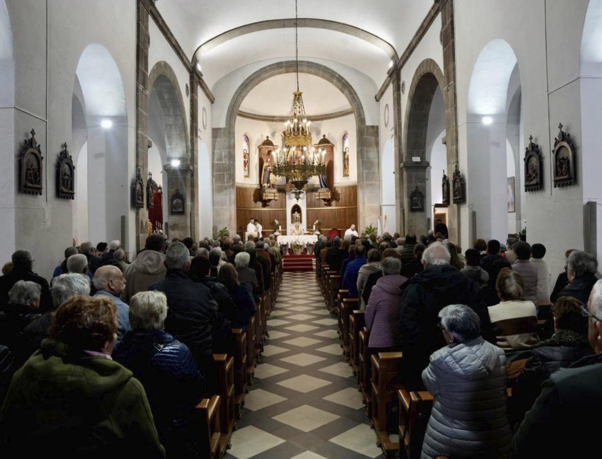 Aspecto de la iglesia de Lalín, ayer, durante los actos religiosos. | BERNABÉ