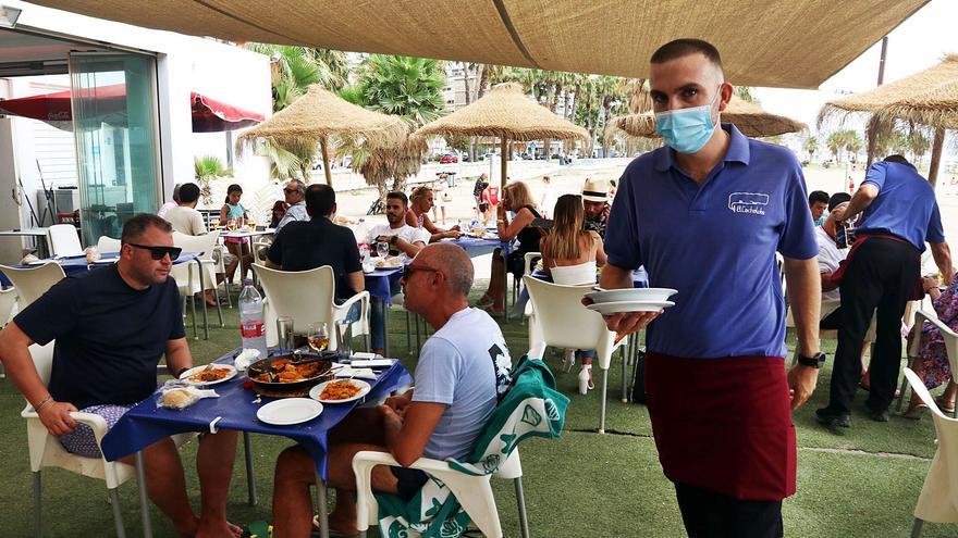 Clientes, ayer, en el chiringuito El Cachalote de la capital. | ÁLEX ZEA