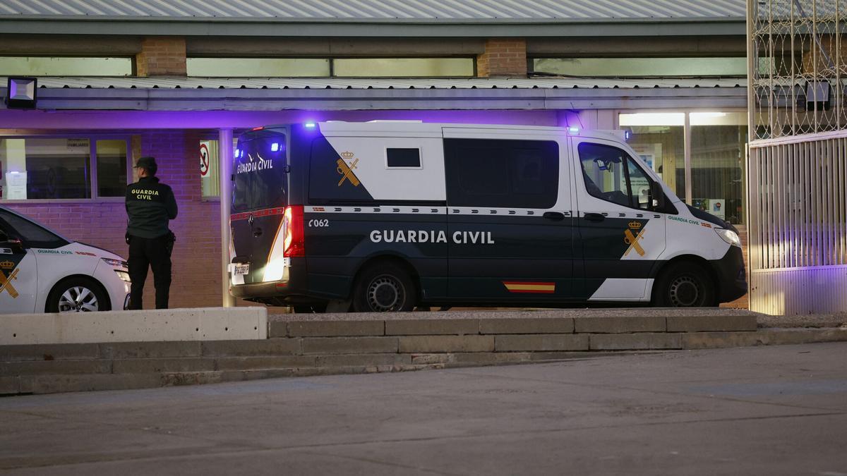 Vista del furgón policial que ha trasladado a José Luis Ábalos y Koldo García para ingresar este jueves en la cárcel de Soto del Real (Madrid).
