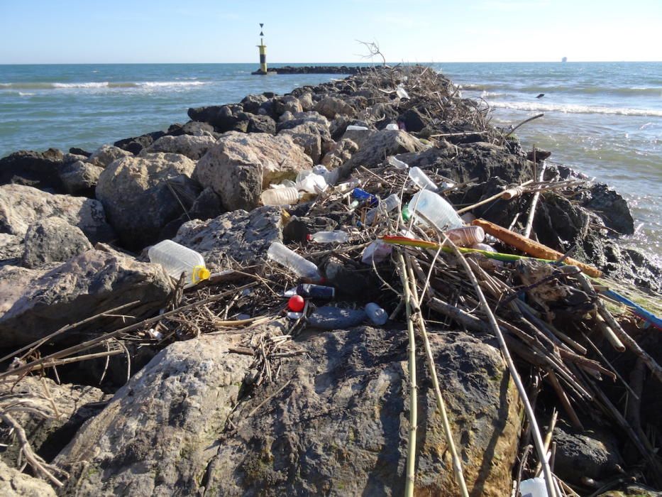 Más denuncias de vertidos plásticos a la bahía de Palma