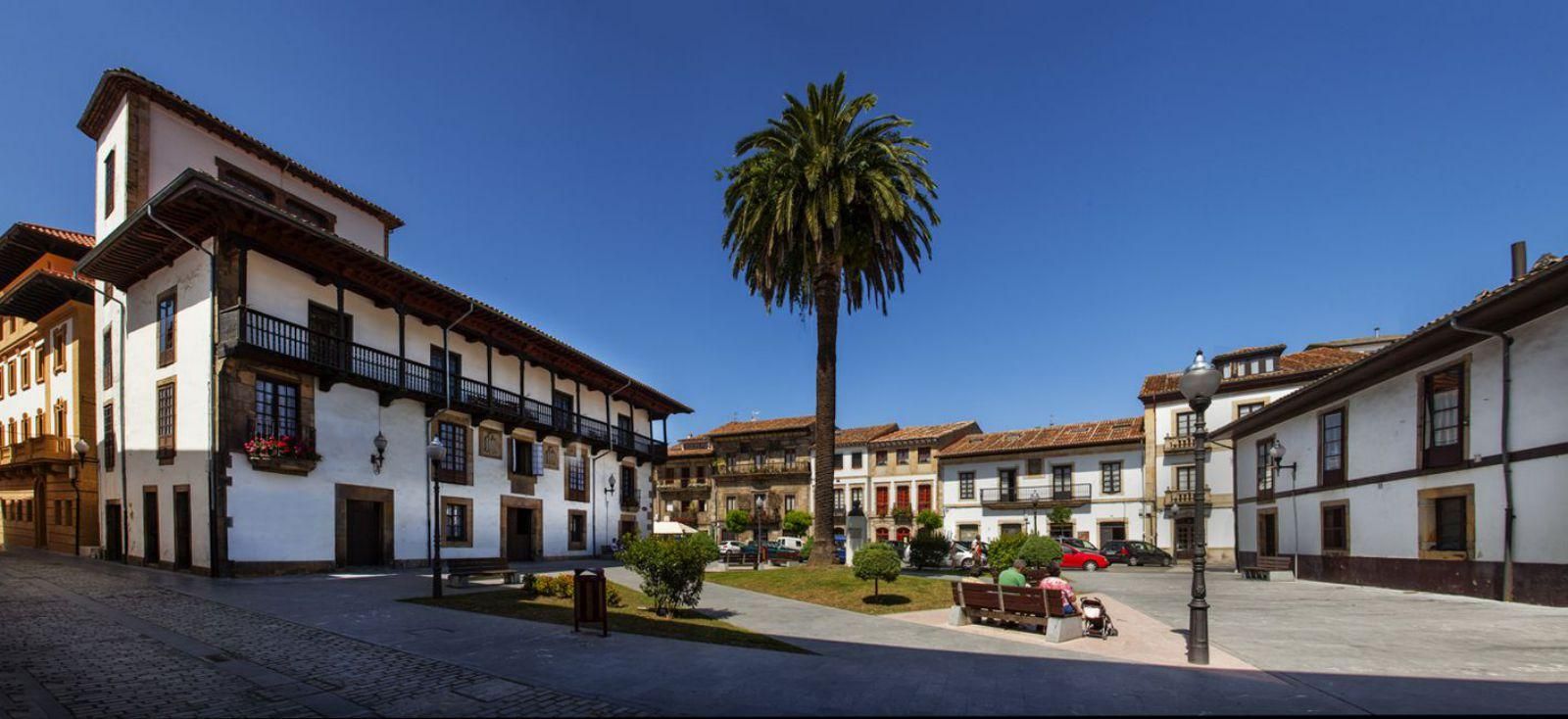 Arriba, vista panorámica del casco histórico de Villaviciosa.
