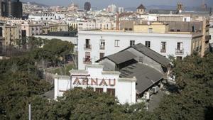 Imagen de la parte superior de la fachada y los tejados del Teatro Arnau.