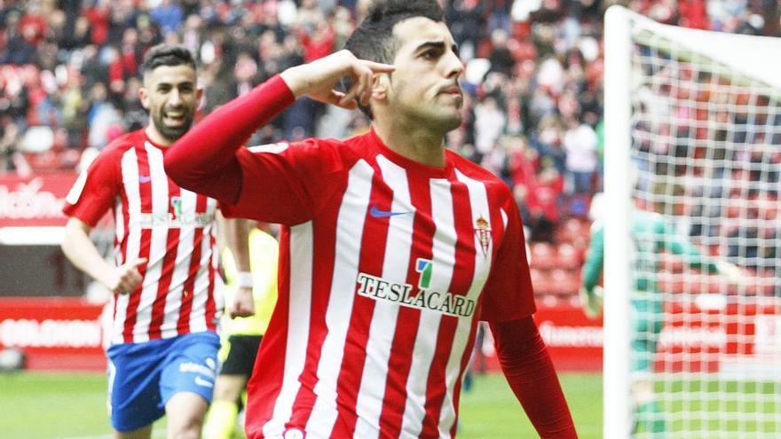 Carlos Castro celebra su gol ayer en El Molinón