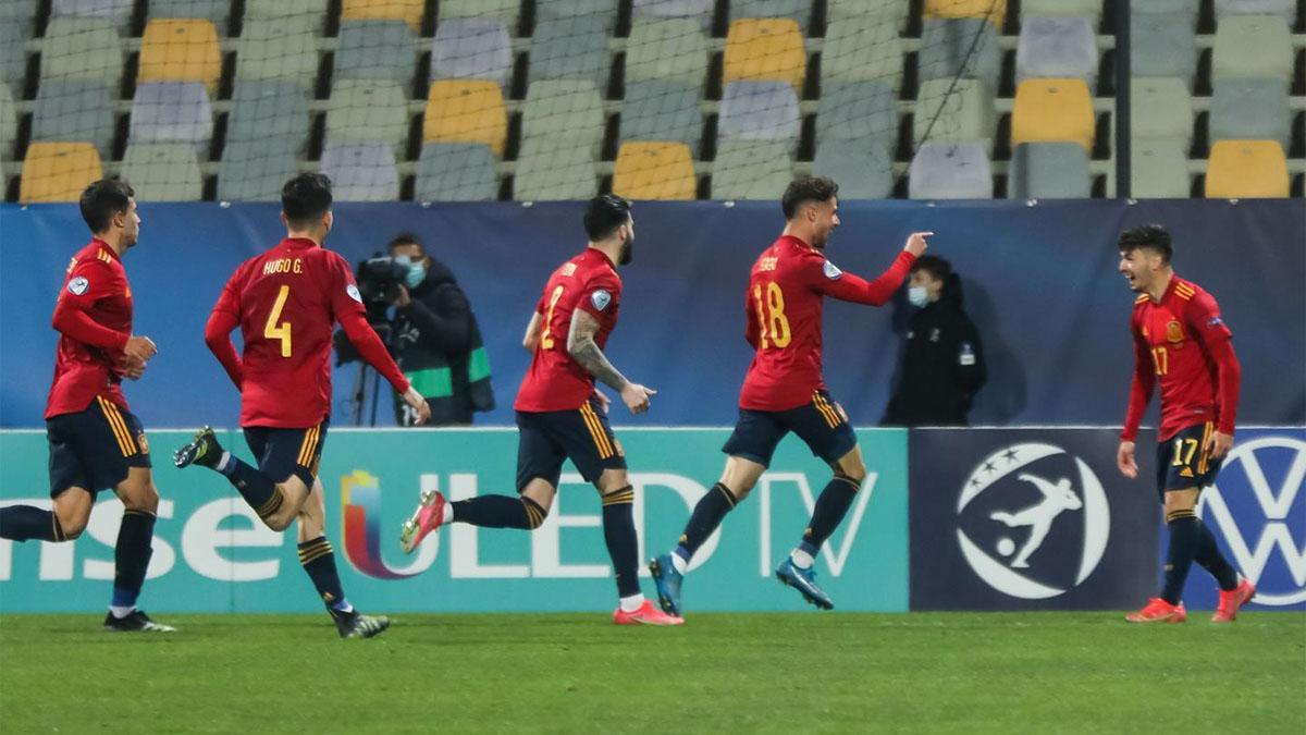 Puado celebra con Gonzalo Villar uno de los goles ante Eslovenia