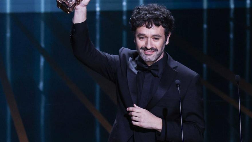 Rodrigo Sorogoyen, ayer, con el premio. |   // TERESA SUÁREZ / EFE