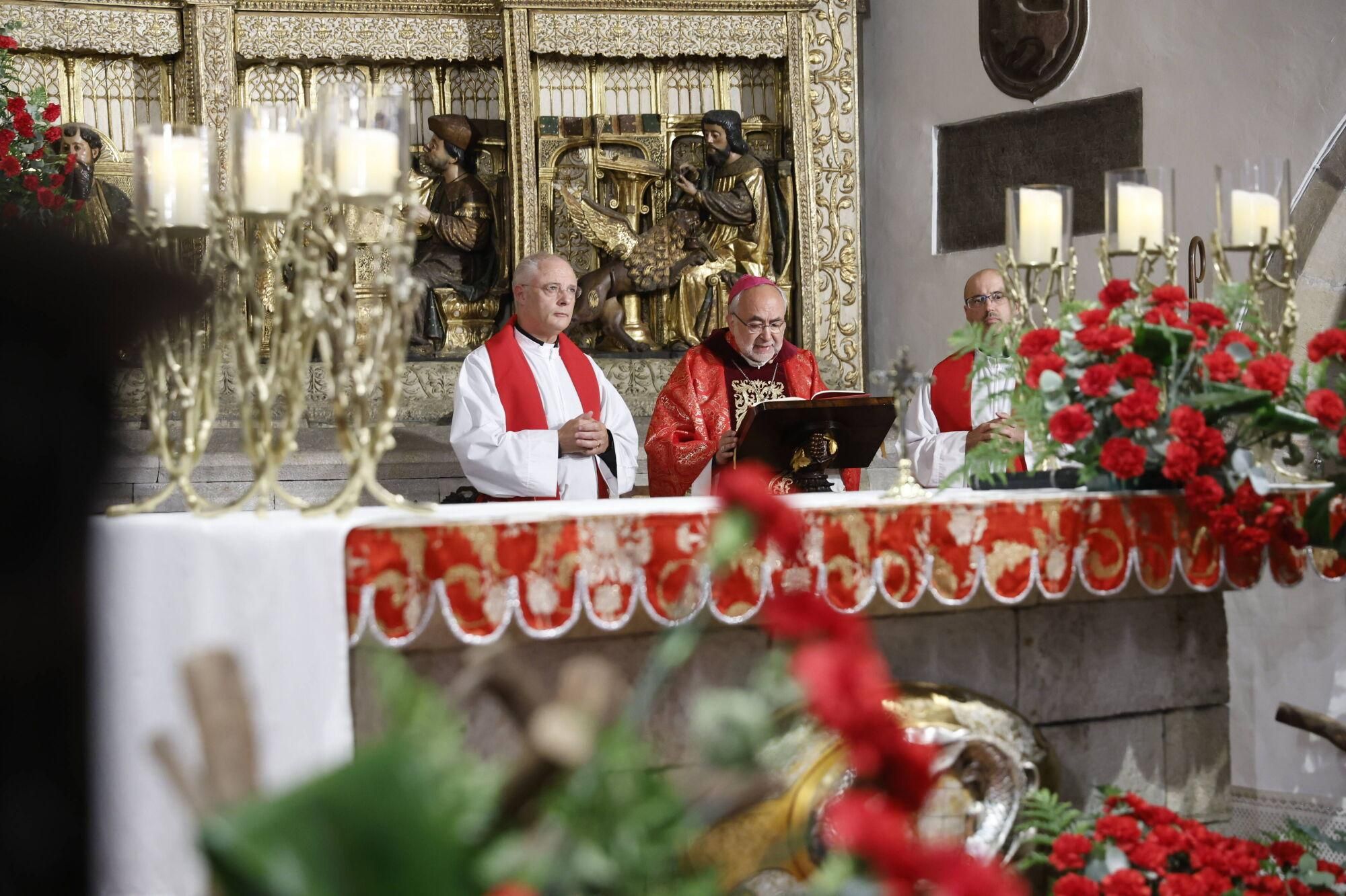 Las imágenes del funeral de Antonio Trevín en la basílica de Llanes.