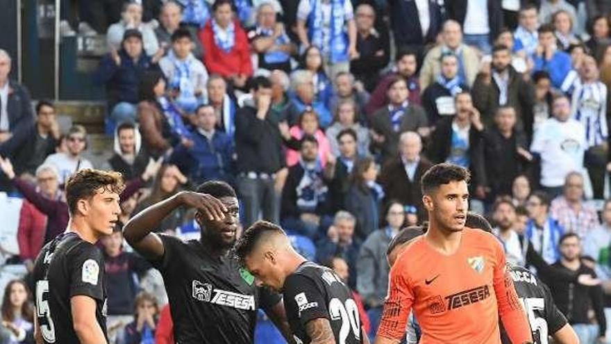 Los defensas y el portero del Málaga, en el partido de Riazor.