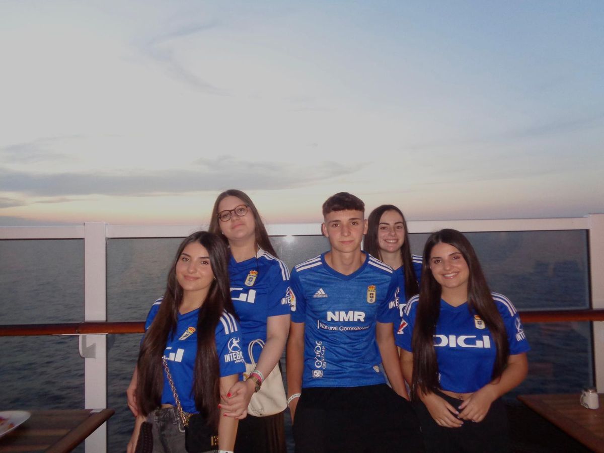 Por la izquierda Claudia, Sofía, Adrián, Sara y Lucía, jóvenes oviedistas de Salas celebrando el ascenso en plenas vacaciones en un crucero.