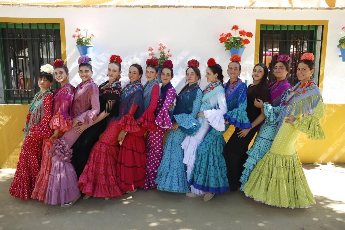 De caseta en caseta y con el grupo de siempre, la Feria de Córdoba vuelve a llenarse de grupos de amigos, compañeros de trabajo y familia De caseta en caseta y con el grupo de siempre, la Feria de Córdoba vuelve a llenarse de grupos de amigos, compañeros de trabajo y familia