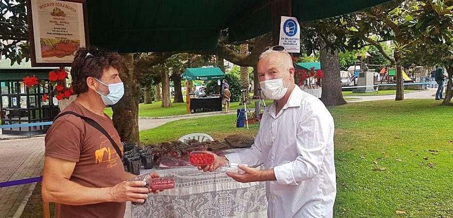 Antonio Arboly, mostrando sus frutos a “Clive”. | V. Alonso