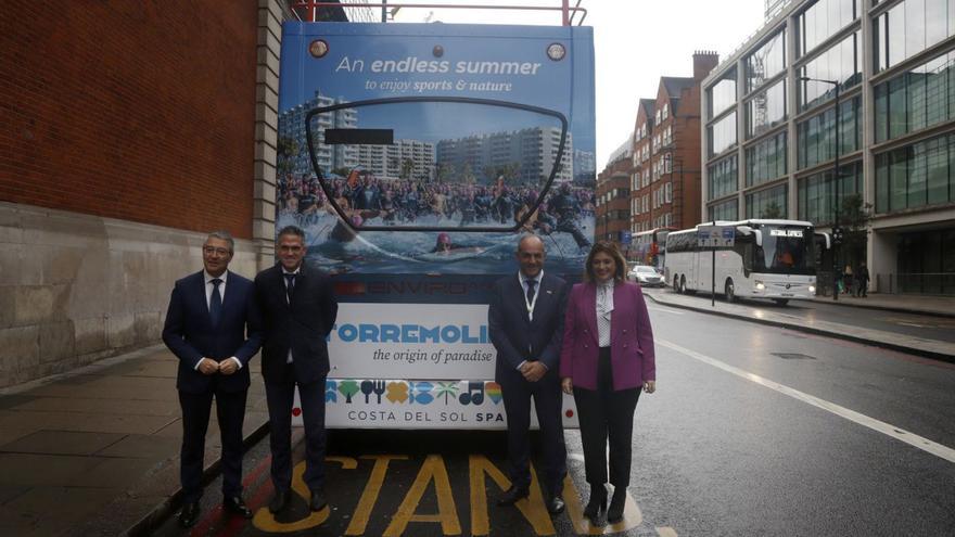 Torremolinos se promociona en los buses turísticos de Londres