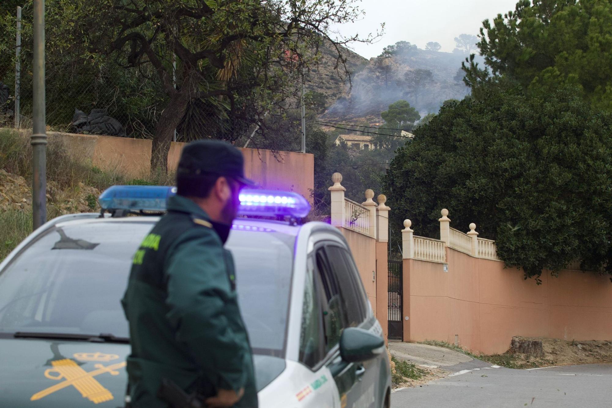 Fuerte incendio forestal en Aigües en una zona llena de chalés y cercana al casco urbano