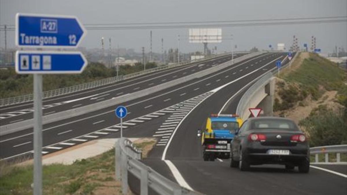 Los primeros vehículos acceden al nuevo tramo inaugurado de la A-27, en Valls, ayer.