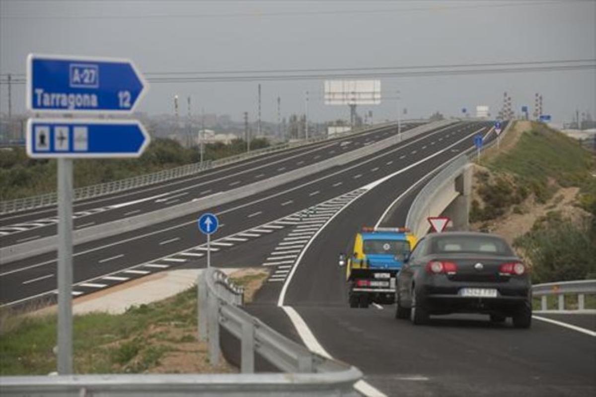 Els primers vehicles accedeixen al nou tram inaugurat de la A-27, a Valls, ahir.
