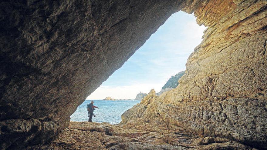 El faro de sa Punta Grossa desde la cueva.