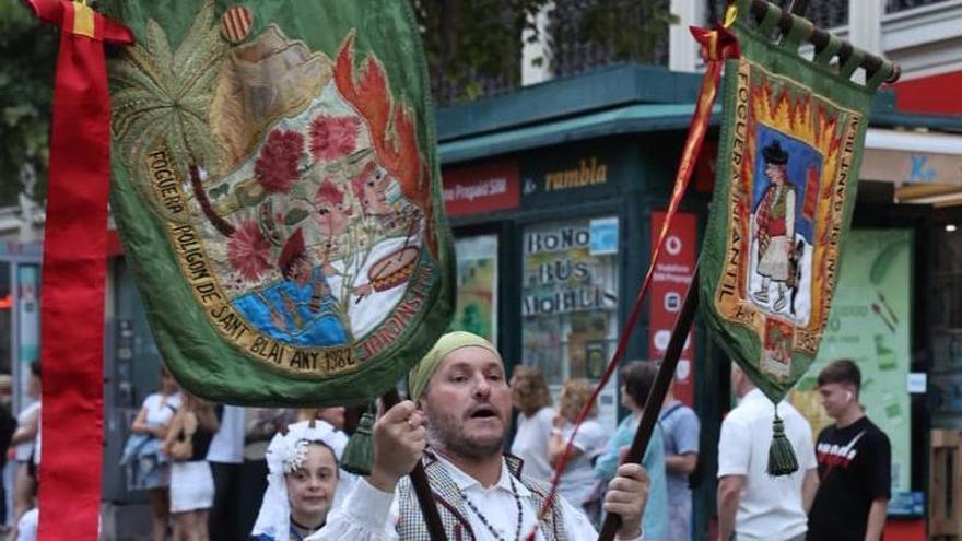 El desfile del pregón inunda la Rambla de música y color