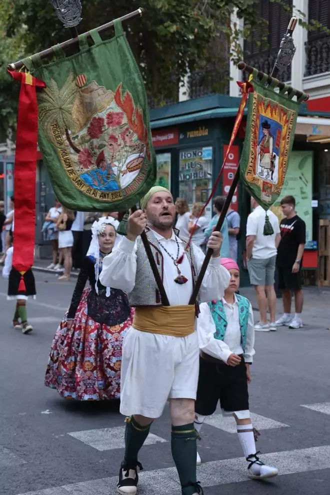 El desfile del pregón inunda la Rambla de música y color
