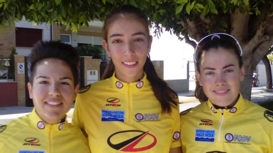 Las campeonas de la temporada posan con los maillots