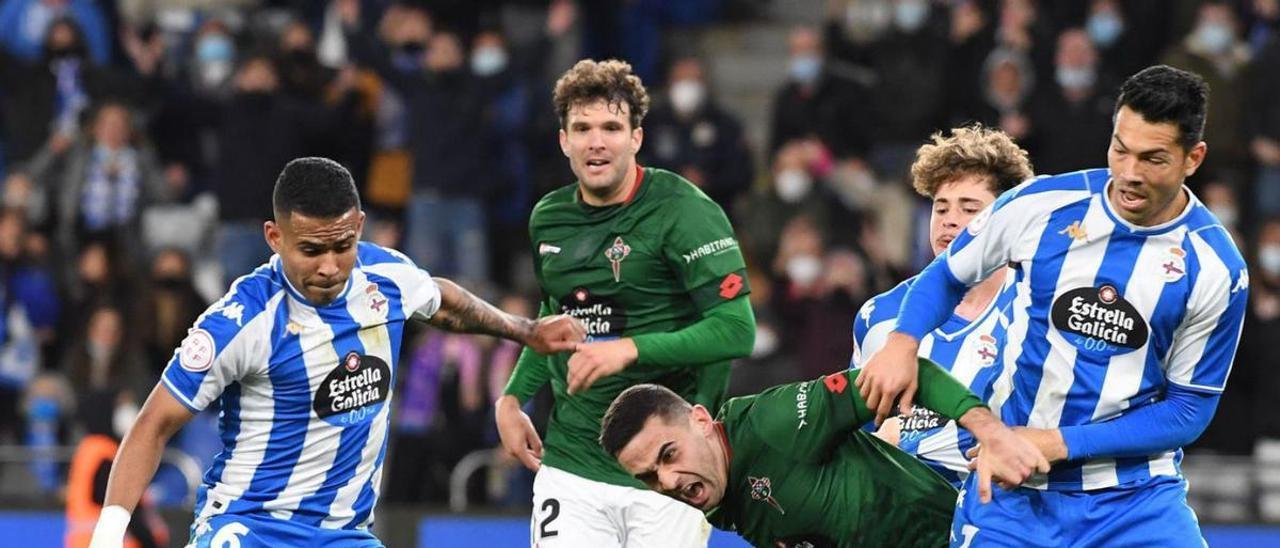 Juergen prepara el disparo en el partido ante el Racing de Ferrol en Riazor. |  // CARLOS PARDELLAS