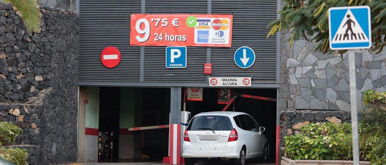 Un vehículo accede al interior de un parking en Santa Cruz.