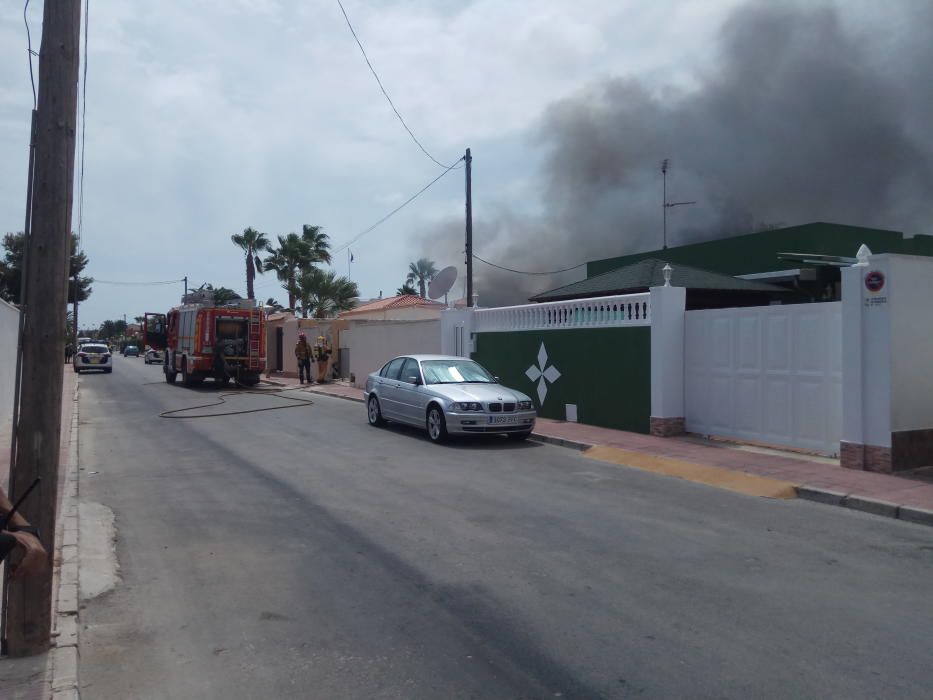 Intervención de los bomberos en la calle Pío Baroja de Torrevieja