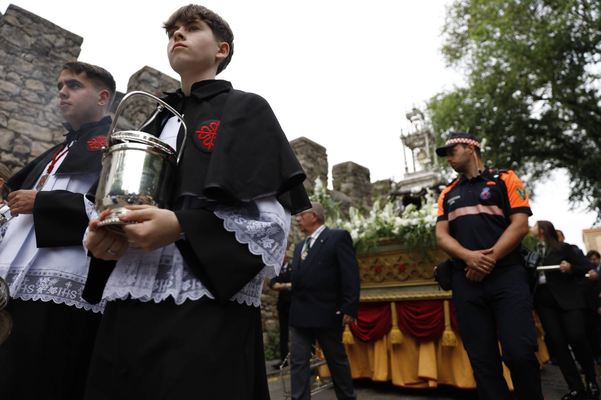 Pétalos, incienso, niños... así fue la procesión del Corpus Christi en Gijón (en imágenes)