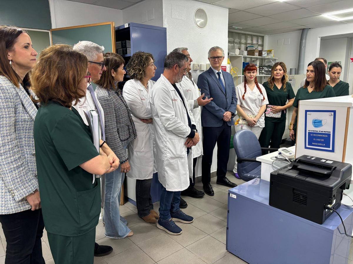 El consejero de Salud conoce el espacio renovado del Hospital de Día.