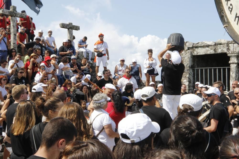 Juramento con vino a trescientos metros de altura. La guardesa fiesta del Monte congrega a miles de personas en Santa Trega