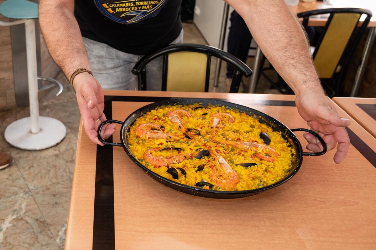 En imágenes | Bar Miguel, en Zaragoza, un sitio 'de toda la vida' con bocadillos de calamares a 3,50 euros: "Comida casera, de la abuela y buena"