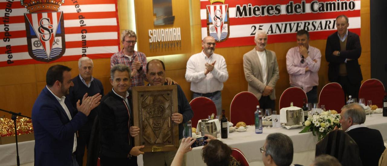 Un momento del acto de la peña Mieres del Camino.