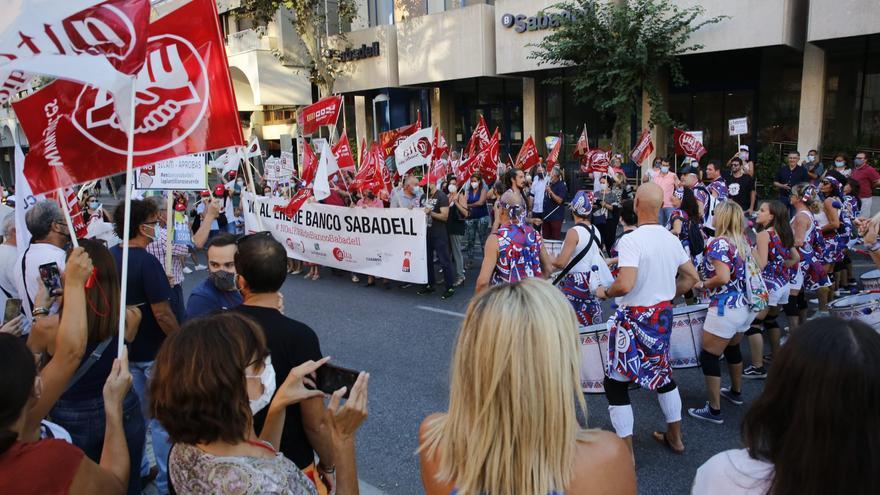 El Sabadell recorta en más de 200 los afectados por el ERE