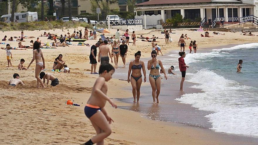 Banyistes a Sant Feliu de Guíxols.