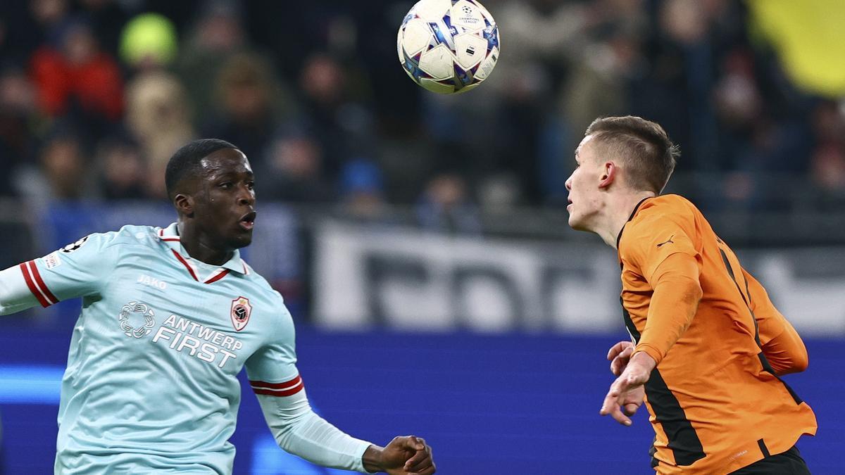 Danylo Sikan, del Shakhtar Donetsk, en acción contra Soumaila Coulibaly, del Antwerp, durante el partido del grupo H de la Liga de Campeones de la UEFA entre el Shakhtar Donetsk y el Royal Antwerp en Hamburgo, Alemania, 28 de noviembre de 2023.